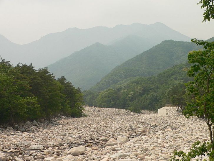 Dry river bed near Mt. Seoraksan in Korea.  Image: Wikimedia