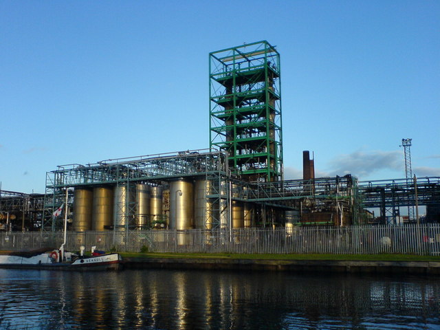 Chemical works on Aire and Calder Navigation canal, Yorkshire. Image: Jayne Claughton | Creative Commons Licence
