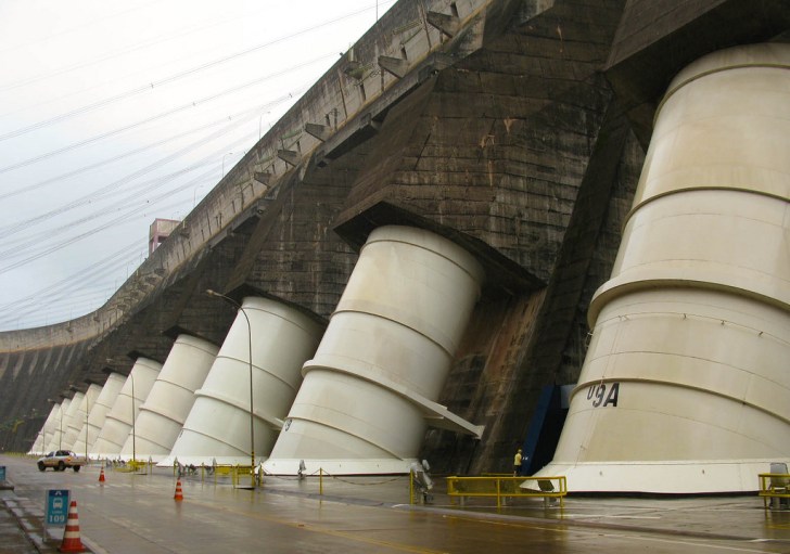 The dam wall on the Itaipu hydropower project. Image: International Hydropower Association, Flickr