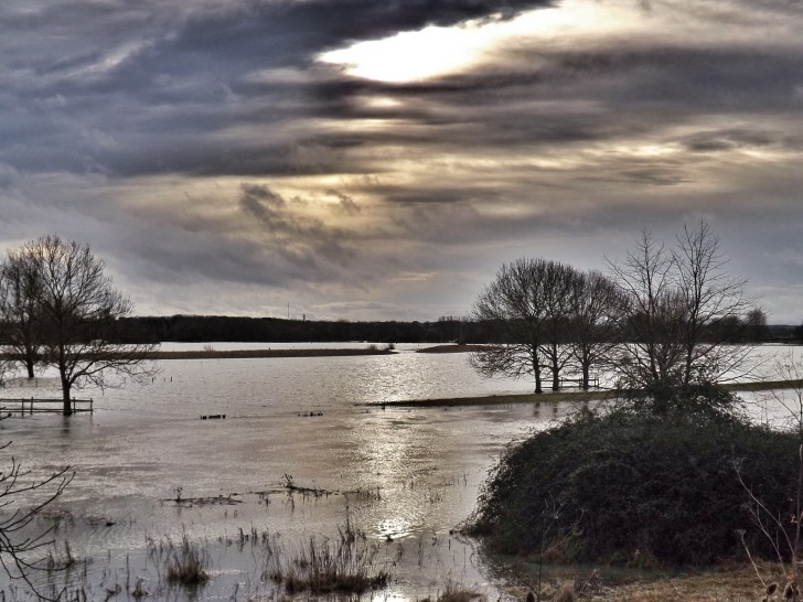 Water seeps across landscapes and lives... Flooded agricultural fields. Image: Broo_am | Flickr Creative Commons